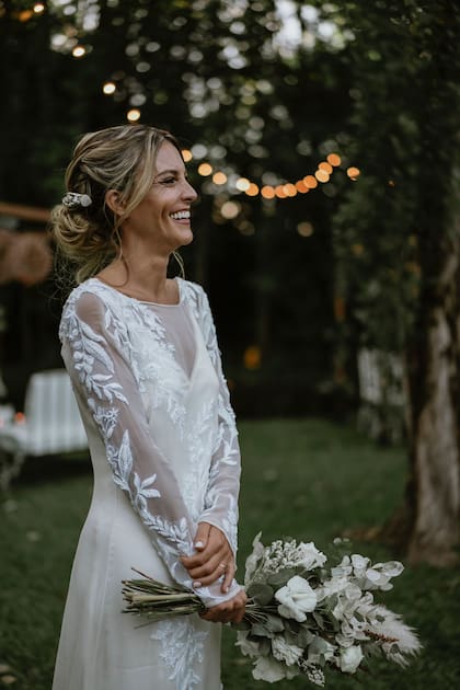 Así lució Agustina Maylin el diseño de su hermana Maga Maylin. La cuñada diseñadora de Horacio Rodríguez Larreta creó para Sentido Vertical este vestido de casamiento de seda 100% natural con apliques bordados a mano.