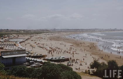 Así mostraba LIFE a la playa de Punta Mogotes en la década de 1950