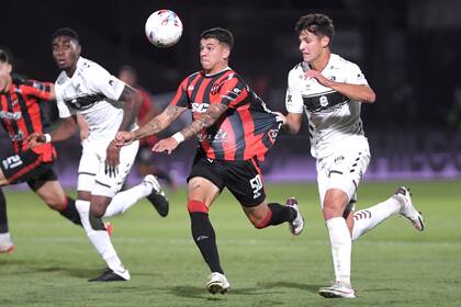 Así no vale: no es la forma correcta de frenar a Diego García, que conduce un ataque de Patronato.