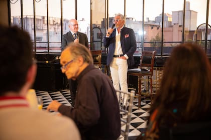 Así presentó el laureado Jean-Paul Enthoven su obra "Blanche" en Buenos Aires. "Si lees el libro te darás cuenta que es muy especial", describió el autor. También hablaron sobre el ambiente elegido: "para mí no puede ser otro que Capri. Es el lugar más espléndido del mundo, una Ibiza que tiene una reputación de sensualidad y de decadencia".