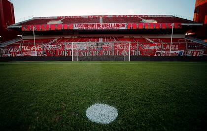 Así puede quedar una popular del Libertadores de América este sábado, como en la época de la cuarentena: con banderas pero sin gente.