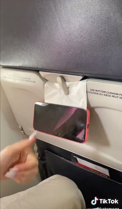 Así quedará el truco que enseñó la tiktoker sobre el teléfono en un avión