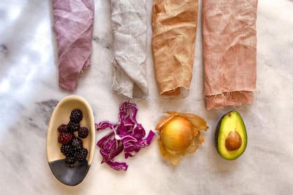 Así quedarían algunas de las telas al teñirlas con plantas