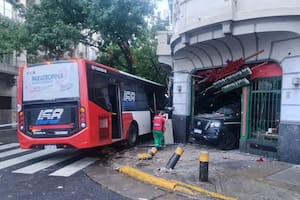 Fuerte choque entre un colectivo y un patrullero que pasó en rojo: terminaron incrustados contra una pizzería