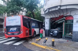 Fuerte choque entre un colectivo y un patrullero que pasó en rojo: terminaron incrustados contra una pizzería