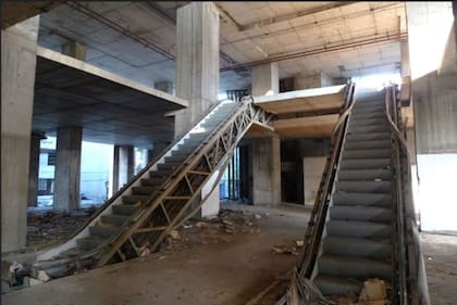 Así quedaron las escaleras mecánicas tras el abandono de la construcción en 1997.