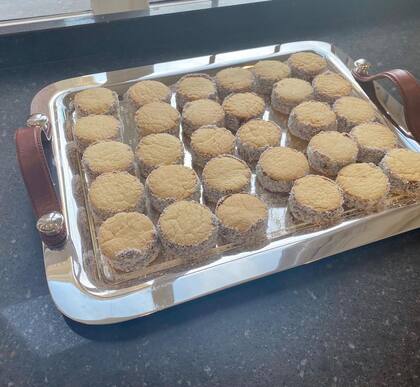 Así quedaron los alfajores que preparó Máxima para celebrar su cumpleaños durante la pandemia (Foto: Instagram @koninklijkhuis)