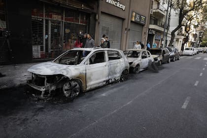 Así quedaron los autos incendiados en Luis María Campos al 200 en el barrio de Palermo