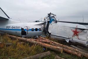 Murieron 15 personas por la caída de un avión en Rusia