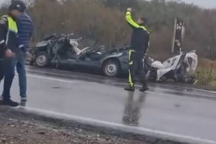 Así quedó el auto en el que viajaban dos personas a bordo