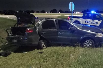 Así quedó el auto en el que viajaban dos promesas para el ciclismo argentino, que murieron en una ruta en Córdoba.