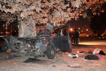 Así quedó el auto que colisionó con el árbol