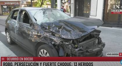 Así quedó el auto robado por los delincuentes; fue abandonado a unas cuatro cuadras del lugar donde colisionaron contra un colectivo