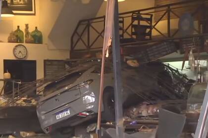 Así quedó el auto sobre las heladeras con fiambre