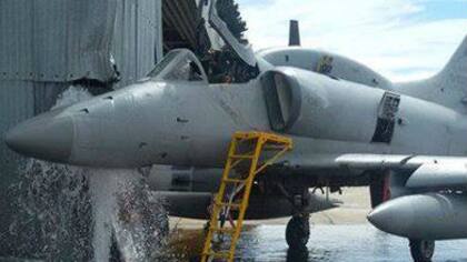 Así quedó el avión A-4AR tras chocar contra un poste en la entrada al hangar