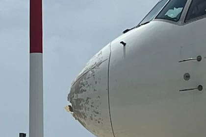 Así quedó el avión tras la tormenta de granizo en Milán