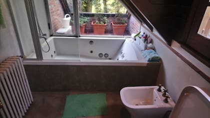 Así quedó el baño tras las reformas. La grifería (con la que, en un principio, se dijo que María Marta había golpeado su cabeza) fue cambiada. El escalón previo a la bañera, con el que se sospechó que socióloga se habría tropezado, fue removido. También resulta evidente la renovación de piso y cerámicos.