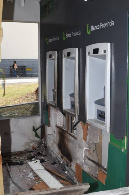 Así quedó el cajero tras la fuerte explosión