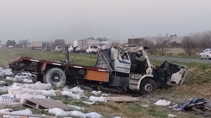 Corte en la autopista Rosario- Buenos Aires: choque de camiones dejó la ruta con 30 toneladas de harina - Image 2