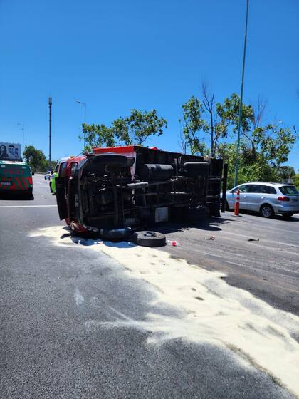 Así quedó el camión sobre la avenida Cantilo