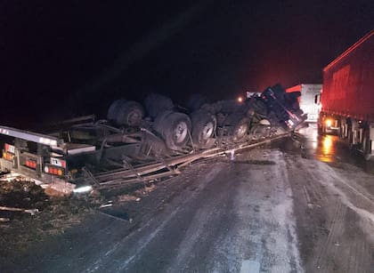 Así quedó el camión sobre la Ruta 19