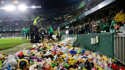Así quedó el campo de juego lleno de peluches