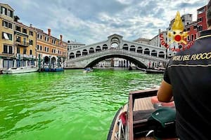 Las aguas de Venecia aparecieron teñidas de verde y la policía investiga qué pasó