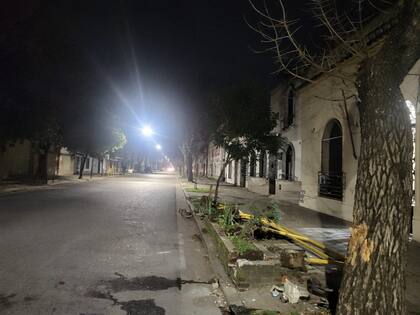 Así quedó el cantero en el que chocó Brian Figueroa con su auto después de ser acribillado
