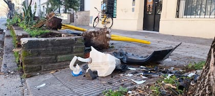 Así quedó el cantero en el que chocó Brian Figueroa con su auto después de ser acribillado