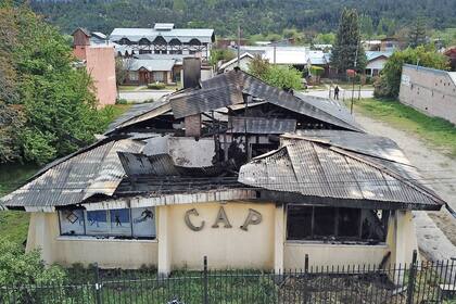 Así quedó el  Club Andino Piltriquitrón de El Bolsón luego de ser incendiado hace algunos días