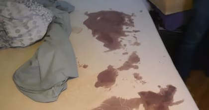 Así quedó el colchón de Alfredo luego del ataque recibido en su departamento