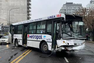 Fuerte choque entre dos colectivos en medio de la lluvia