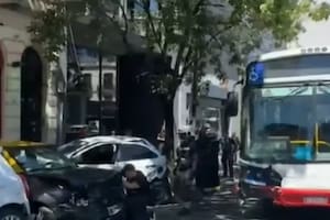 Video: el momento en que un colectivo perdió el control y chocó contra cuatro autos estacionados en Palermo