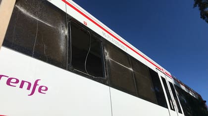 Así quedó el cristal del tren afectado en Murcia tras el choque con una grúa