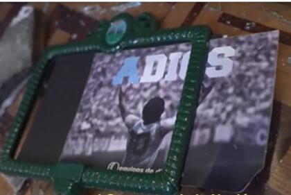 Un cuadro roto con la imagen de Maradona en el piso del despacho de la vicepresidenta