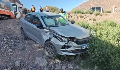 Así quedó el Fiat Cronos tras el choque con el Tren Solar de Jujuy. Foto: Todo Jujuy
