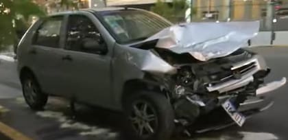 Así quedó el Fiat Palio que chocó en avenida Libertador.