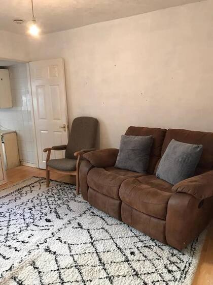 Así quedó el living de la casa tras la limpieza profunda que hicieron los expertos