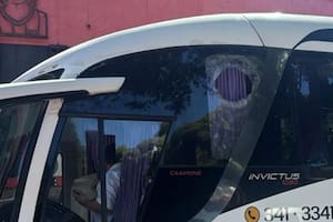 Newell's recibe a Central en un contexto volcánico: piedrazos al micro del plantel leproso