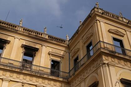 En total, 80 hombres de 12 cuarteles y 21 vehículos hidrantes trabajaron durante toda la noche para combatir el fuego