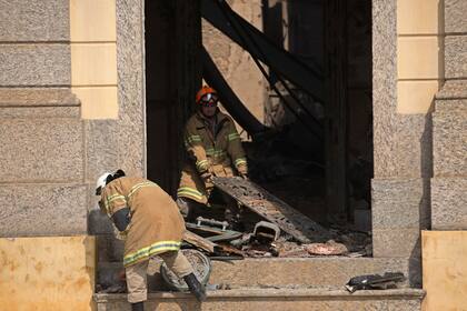 Los bomberos trabajan en el lugar tratando de recuperar la mayor cantidad de piezas