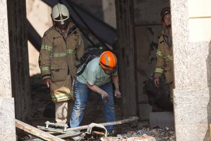 Bomberos y rescatistas trabajan en la búsqueda de objetos que no hayan sido alcanzados por el fuego