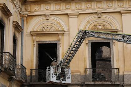 Hoy por la mañana los bomberos terminaban de combatir el fuego que se propagó rápidamente