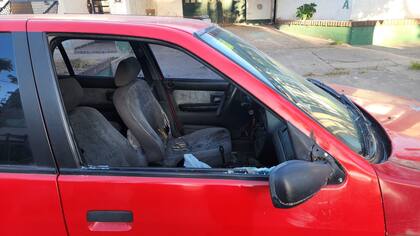 Así quedó el Peugeot 306 del periodista Ariel Festa, que un ladrón intentó robar en Marcos Paz