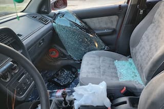 Intentó robar un auto y como no lo pudo arrancar, quiso llevarlo empujándolo