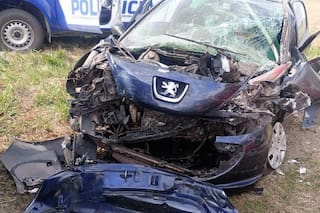 Viajaba por una ruta de Río Cuarto, perdió el control de auto y chocó contra un camión