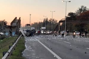 Un camión chocó un puente peatonal en el ramal Pilar de la Panamericana