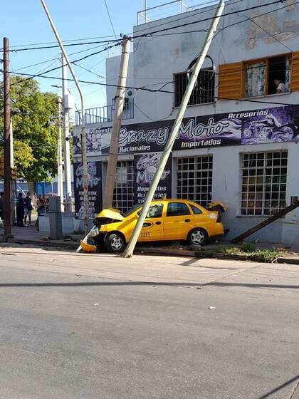 Así quedó el taxi después de que Carmona chocara; antes había herido al chofer, quien murió.