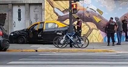 Así quedó el taxi tras impactar contra el auto