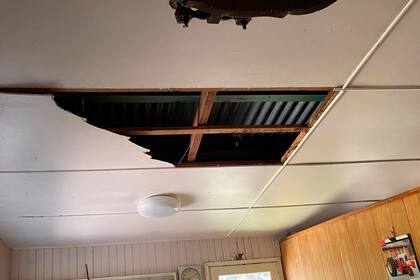 Así quedó el techo de la casa en Laceys Creek (Queensland, Australia)